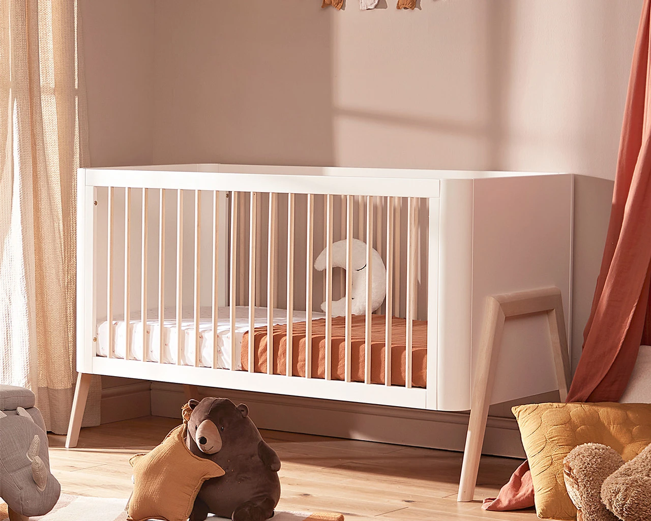 Torsten 2 Piece Nursery Set- Cot Bed & 3 Drawer Chest White / Natural 2 Torsten 2 Piece Nursery Set- Cot Bed & 3 Drawer Chest White / Natural - Image 2